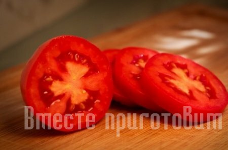 Сулугуни, запечённый с помидорами