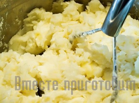 Крем-суп из картофеля и сыра с креветками