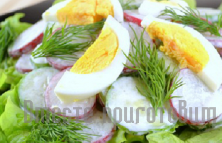 Салат домашний из овощей со сметаной и яйцом
