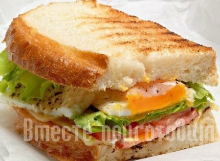 Бутерброд с яичницей, беконом и сыром