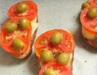 Бутерброд с томатами и оливками