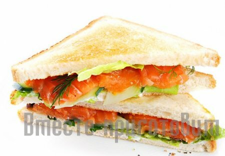 Бутерброд с красной рыбкой и огурцом
