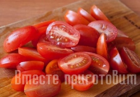 Салат с помидорами и рукколой