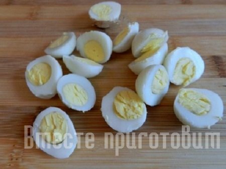 Салат с языком и перепелиными яйцами