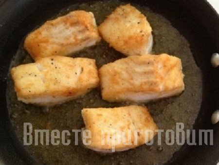 Салат рыбный с сыром моцарелла и фасолью стручковой