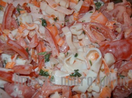 Салат из кальмаров в чесночном соусе