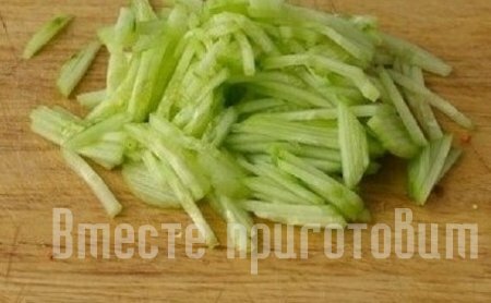 Салат из королевских креветок с овощами