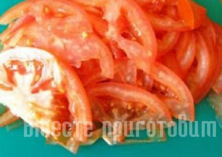 Кабачки жареные с помидором и луком