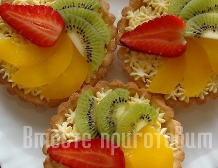 Пирожное с фруктами