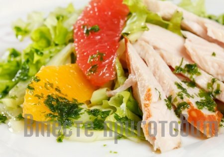 Салат с куриной грудкой и фруктами