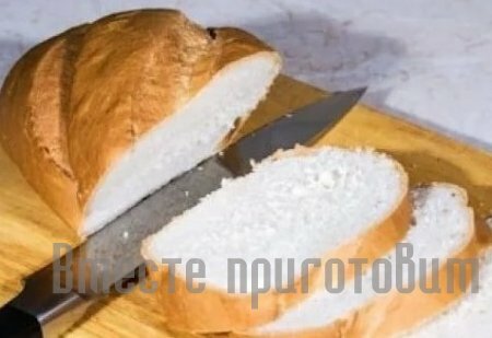Бутерброд с красной икрой и креветками