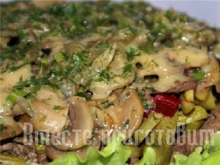 Салат из жареной печени, маринованными огурцами и грибами