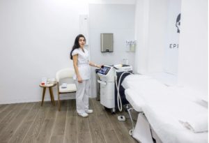 Лазерная эпиляция и загар: фототип, меланин, риск ожога и пигментации